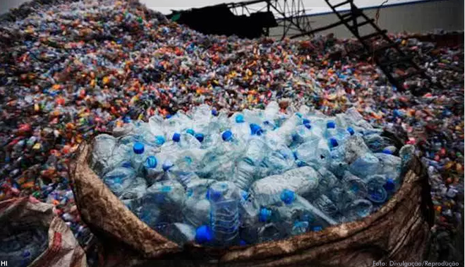 Cientistas criam enzima que come garrafas de plástico