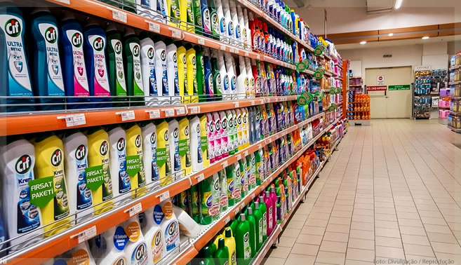 Reckitt rebate Trump e diz que desinfetantes não devem ser usados em humanos